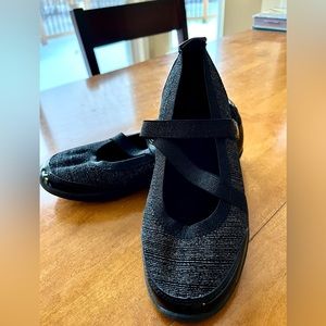 SO brand glitter flats with elastic straps